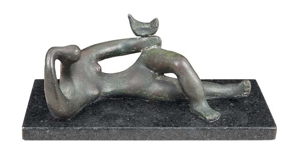 SÔNIA EBLING - ?Emanuelle? Escultura em bronze. Ass. 11 x 30 x 15 cm.