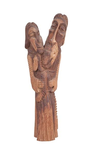 JADIR JOÃO EGIDIO - ?Família? Escultura em madeira. Ass. 110 cm alt.