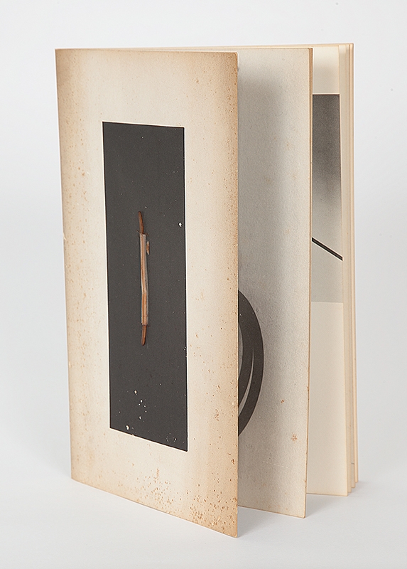 JOSÉ RESENDE - C ? Catálogo com colagem da exposição do artista - no Espaço Arte Brasileira Contemporânea ? 1981 - - 23 x 16 cm.