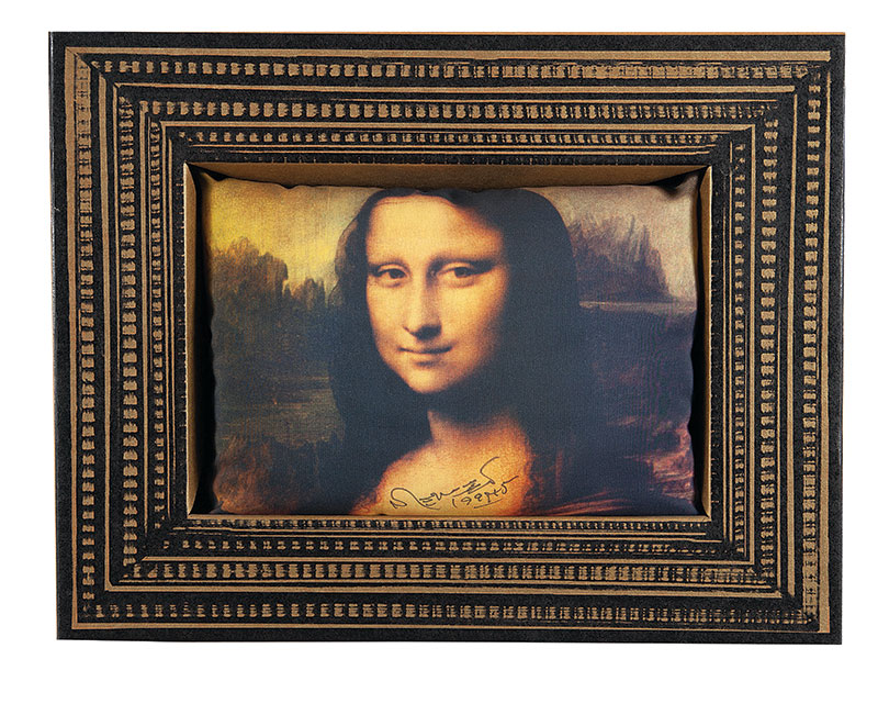 NELSON LEIRNER - `Série Mona Lisa` - Caixa de papelão pintada e almofada. Ass.dat. 1999+5 no verso. 38 x 48 cm.