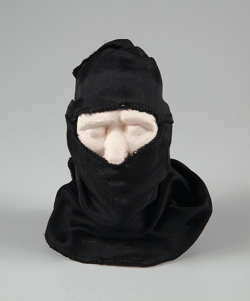 GUGA FERRAZ - `Manifestante` - Escultura em cerâmica e tecido ` Edição: 09/50 ` 8 cm altura. Com certificado de autenticidade Arte Hall.