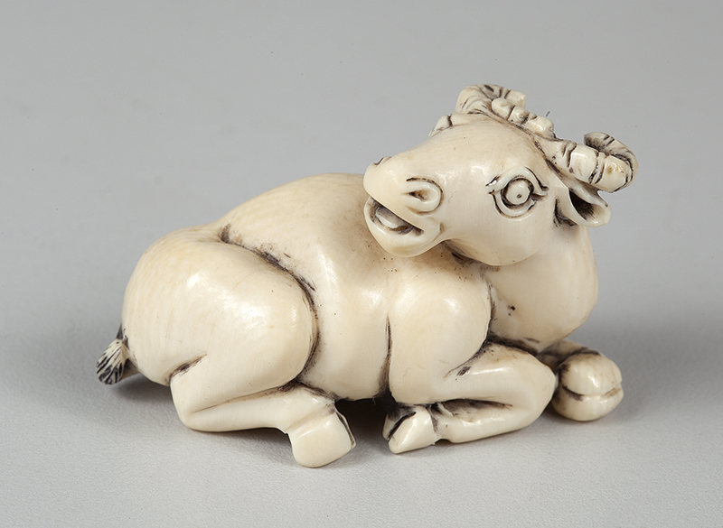 NETSUKE - Em marfim representando búfalo medindo 5 cm de altura. - Japão - Séc.XX.