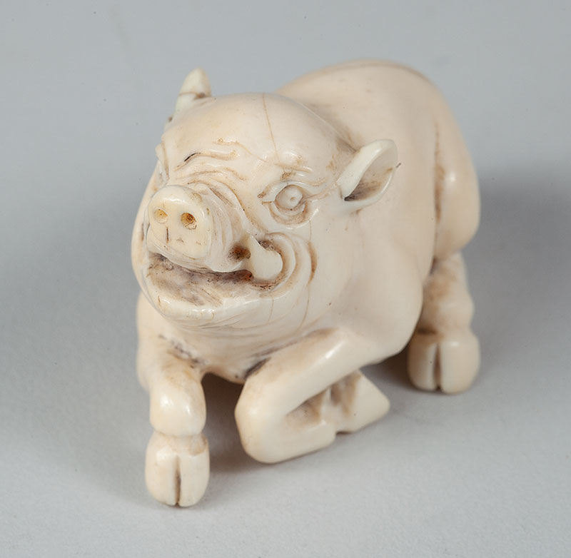 NETSUKE - Em marfim representando porco - medindo 5 cm de altura. - Japão - Séc.XX.