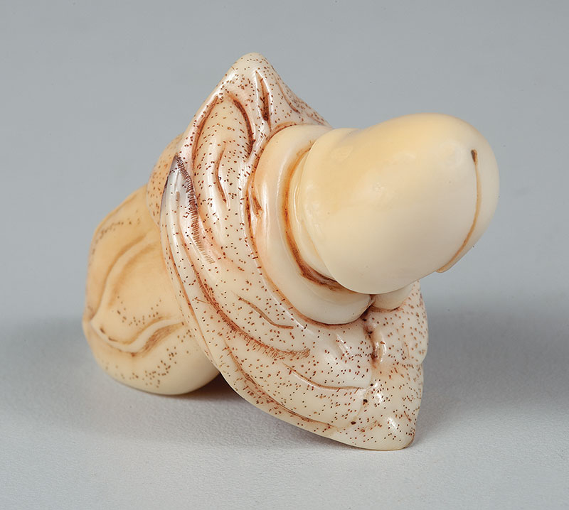 NETSUKE - Em marfim representando motivo erótico - medindo 5 cm de comprimento. - Japão ` Séc.XIX.