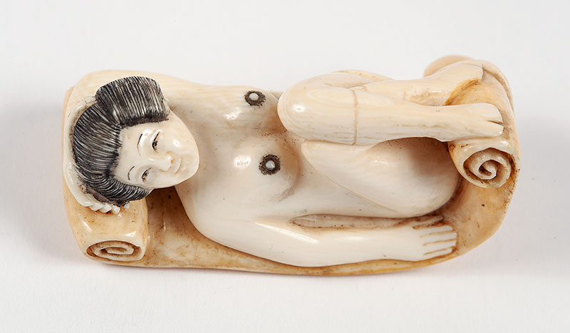NETSUKE - Representando figura feminina nua em marfim assinada. - Japão - Séc.XIX ` 5 cm.