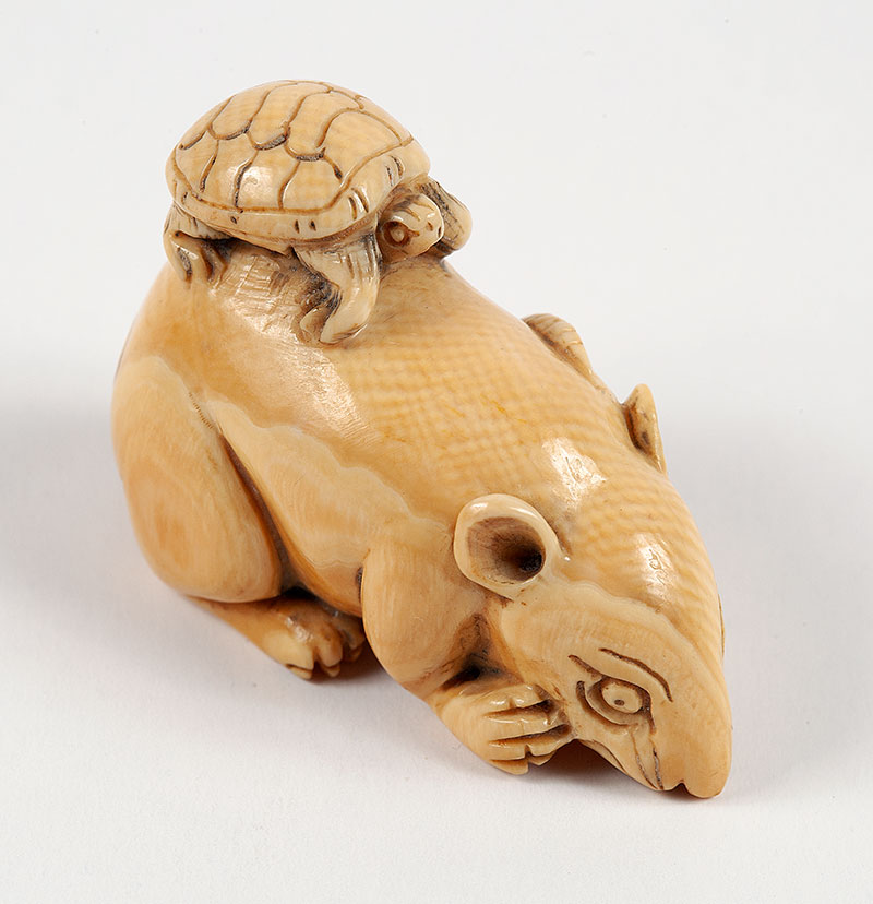 NETSUKE - Representando rato com tartaruga marfim - medindo 4,5 x 3 cm. - Japão - Séc.XIX.