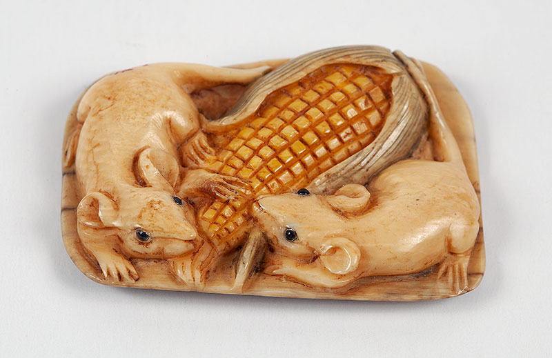 NETSUKE - Representando ratos comendo milho em marfim. - Japão - Séc.XIX - XX - medida 4,5 x 3 cm.