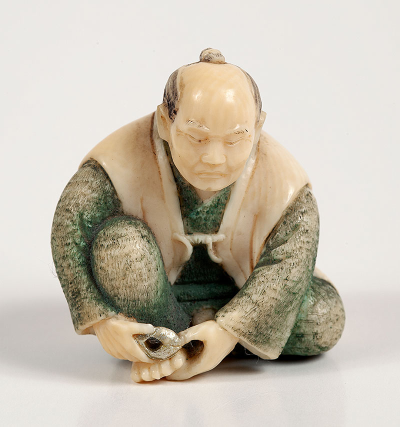 NETSUKE - Representando samurai cortando a unha em marfim policromado, - assinado - 4,5 cm altura . - Japão -Séc. XIX.