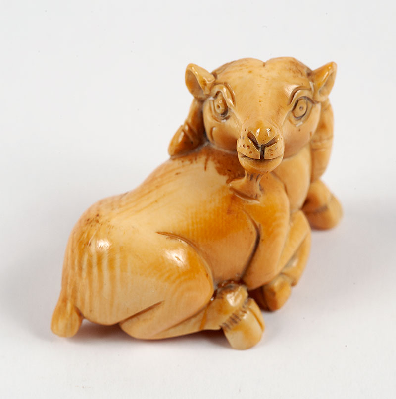 NETSUKE - Representando bode em marfim - medindo 4,5 x 3 cm. - Japão ` Séc.XIX.