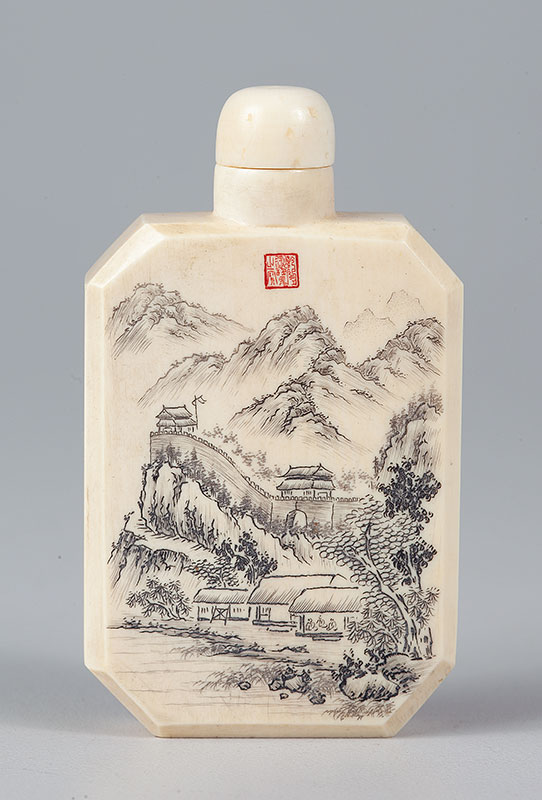 SNUFF BOTTLE - Em marfim com paisagem chinesa medindo 7 cm de altura. - China ` Séc. XIX/XX.