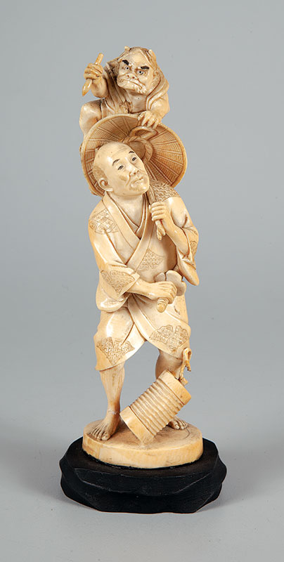 Escultura em marfim representando samurai - Com figura em seus ombros em base de madeira. - medida 23 cm de altura. - Japão ` Séc. XIX. - Peça com qualidade, apresenta antigo restauro na perna.