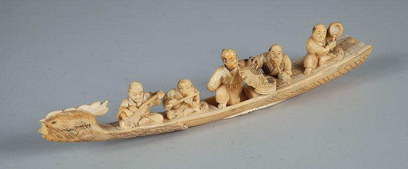 Grupo escultórico de marfim - Representando barco com 5 Buda tocando instrumentos musicais. - Japão ` Séc. XIX - 30 cm comprimento.