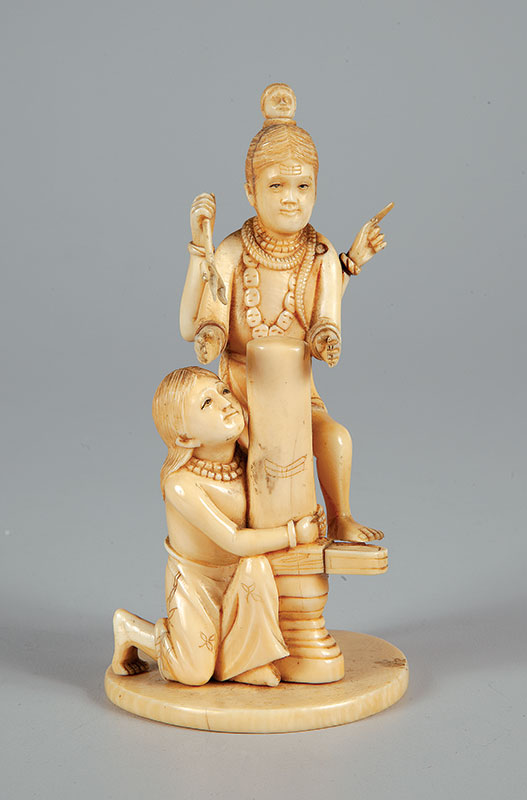 Grupo escultórico de marfim - Com deusa de quatro braços 14 cm de altura assinada em baixo. - Japão ` Séc. XIX.
