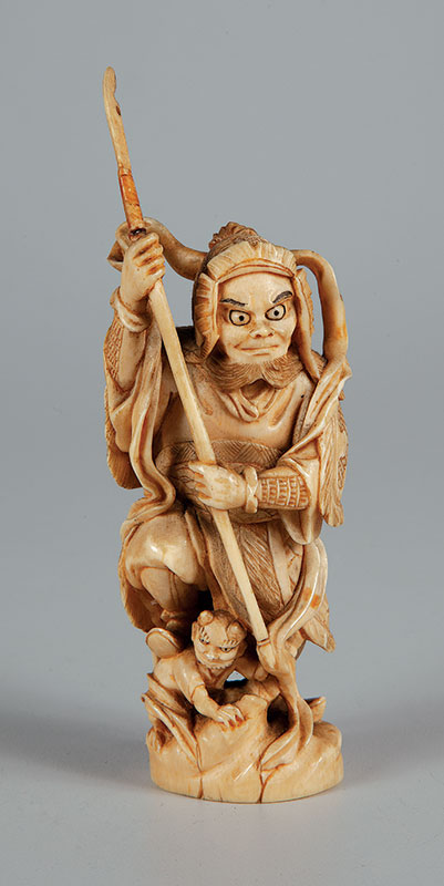 Grupo Escultórico de marfim Samurai - Japão ` Séc. XIX. - Medida 15 cm de altura, apresenta selo vermelho em baixo.