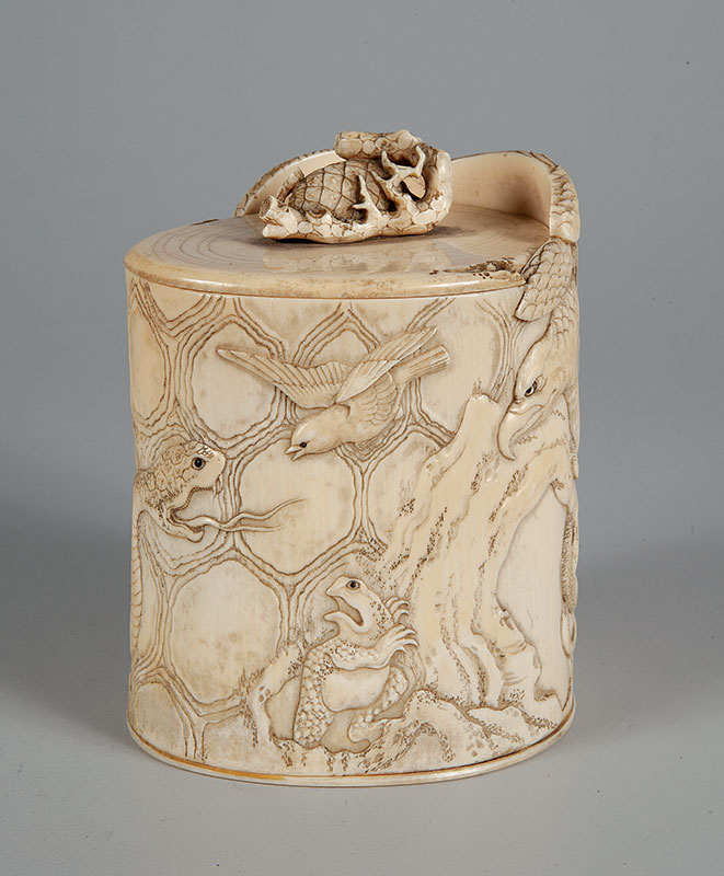 Porta pincel - Em marfim ricamente trabalhada com adornos e relevos de diversos animais em toda a peça, - medida 12 x 12 x 10 cm. - Japão ` XIX.