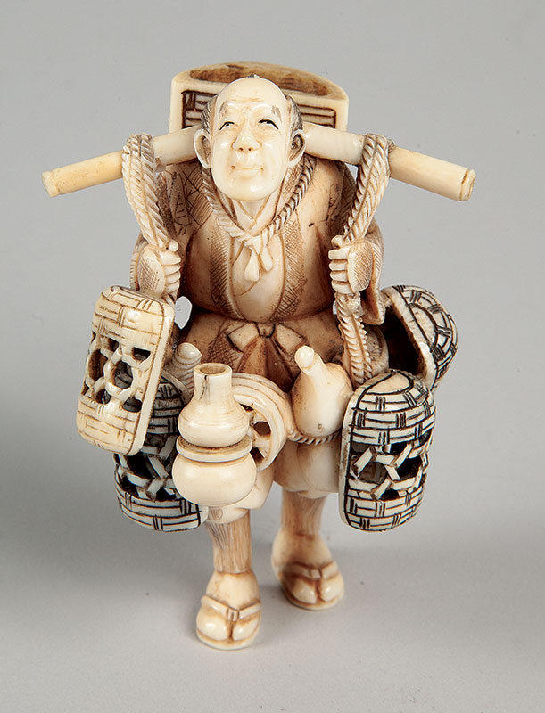 OKIMONO - Escultura em marfim representando vendedor. - Japão ` Séc. XIX ` 8 cm altura.