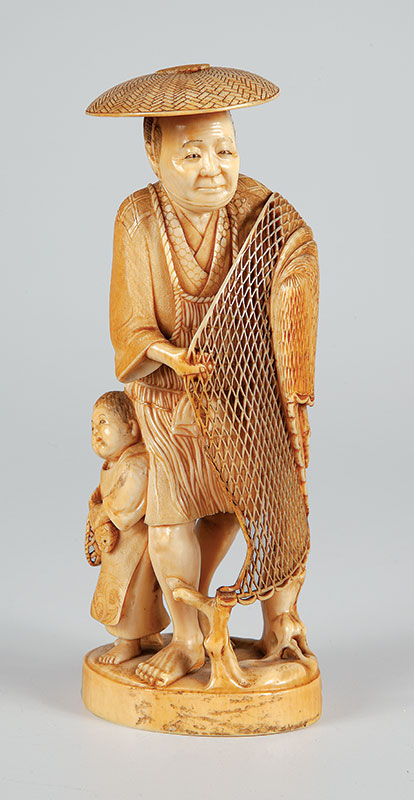 Pescador - Com rede e criança escultura em marfim com muita qualidade e selo vermelho 21 cm de altura. - Japão ` Séc. XIX. - Peça de coleção.
