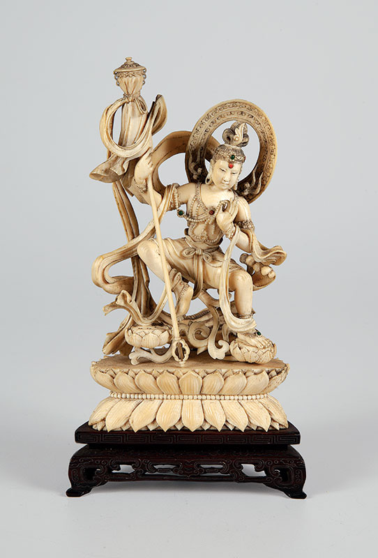 Excepcional escultura em marfim - Representando Deusa com incrustações em pedras e base em madeira medindo 22 cm de altura com a base. - Japão ` Séc. XIX.
