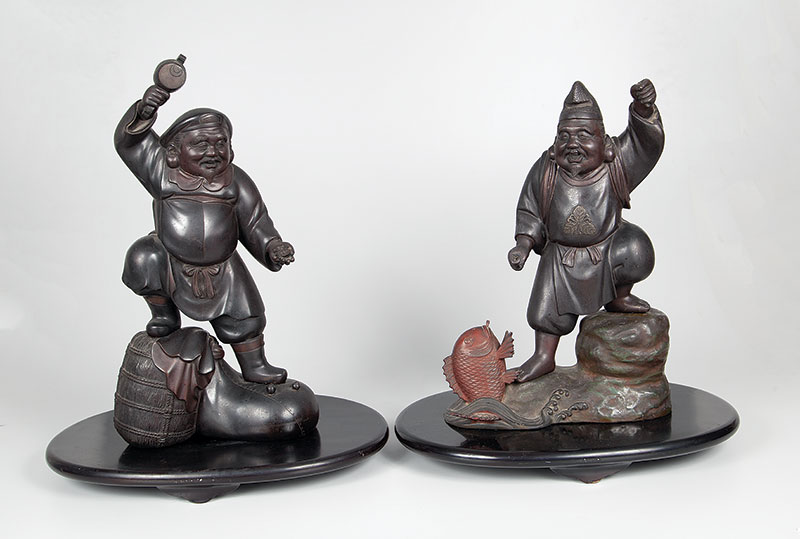 Imponente par de esculturas japonesas - Em bronze com base em madeira representando pescador e tocador - medindo 54 cm de altura com a base, assinadas. - Japão ` Séc. XIX peça de coleção.