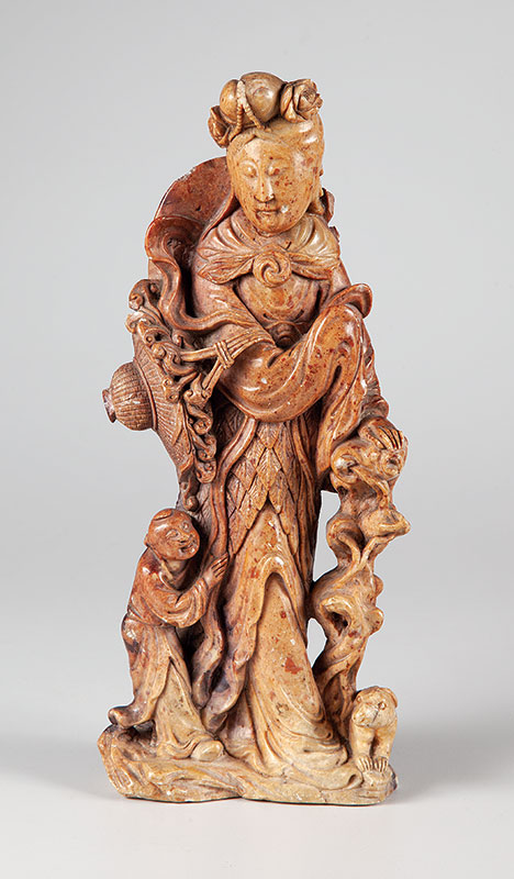 Escultura em pedra marrom. - Representando gueixa com filho medindo 28 cm de altura. - China ` Séc.XX.