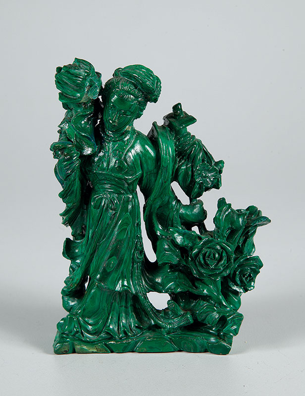 Escultura chinesa em pedra verde. - Representando gueixa medindo 13 cm de altura. - China ` Séc.XX.