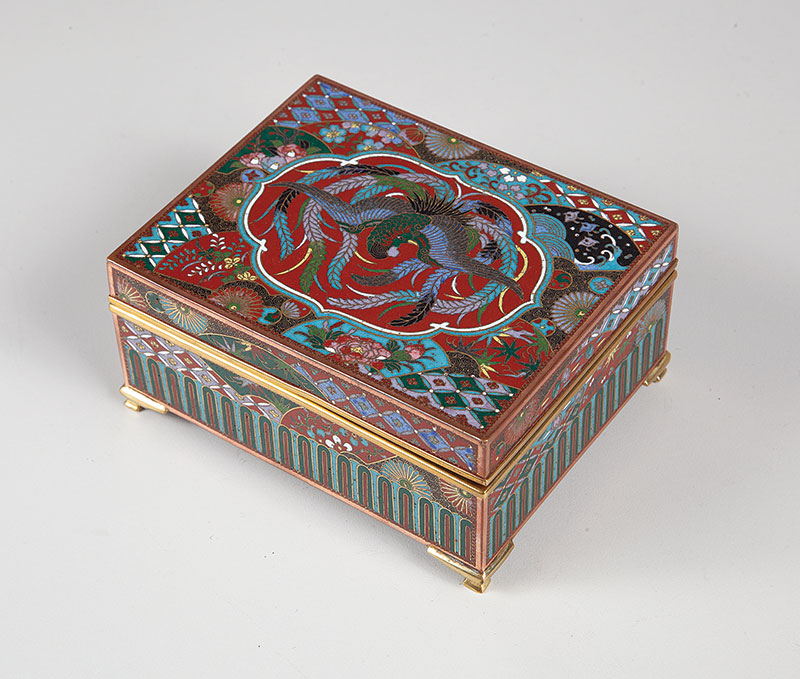 Caixa japonesa em metal com rico CLOISONNE. - Floral e fênix central medindo 10 x 12 x 6 cm de altura. - Japão ` Séc. XIX-XX.