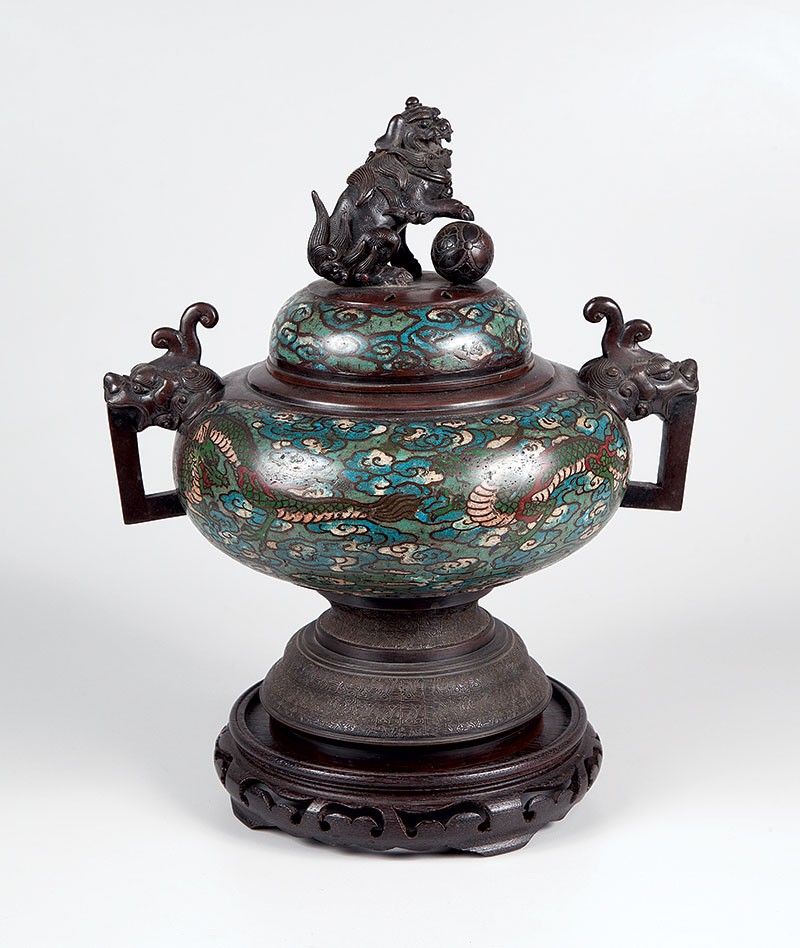 Incensário chinês - Em bronze com esmalte closoneê encimado com cão de fó medindo 35 cm de altura. - China ` Séc.XIX `XX.