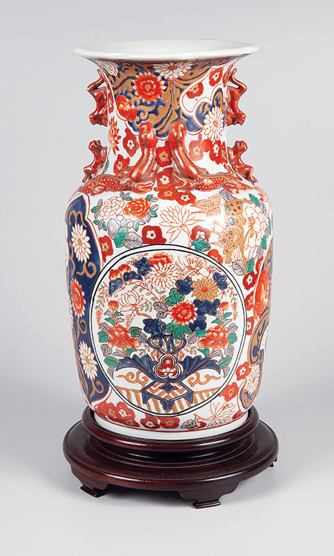 Vaso de porcelana Imare - Medindo 37 cm de altura com pintura rouge de fer. - Ass. no fundo Japão Séc. XIX/XX.