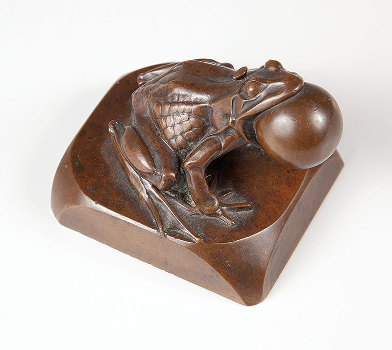 Escultura em bronze - Com figura de sapo com bola na boca excelente qualidade medindo 8 cm comprimento, - 8 cm largura por 7 cm - Europa ` Séc. XIX.