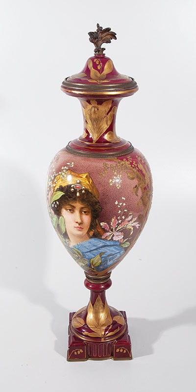 Ânfora em cerâmica ricamente pintada por `POTTEVIN` - Com bronze medindo 68 cm com a tampa ` Áustria ` Séc.XIX.