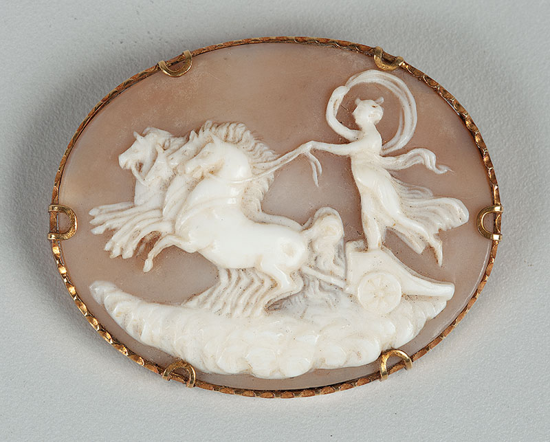 Camafeu - Broche em ouro 18kl medindo 5 cm ` peso 12gr. - Itália ` Séc. XIX.
