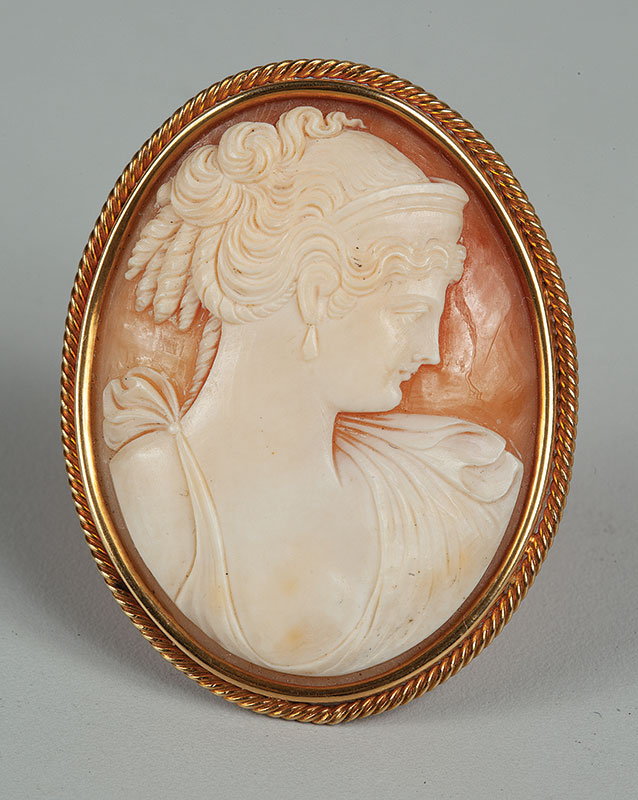 Camafeu - Broche em ouro 18kl - representando dama medindo 6 cm ` peso 24gr. - Itália ` Séc. XIX.