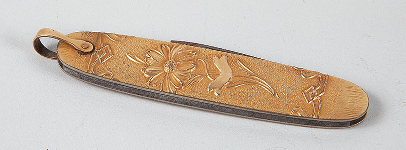 Canivete oriental - Provavelmente revestido em ouro com motivos florais medindo 7 cm de comprimento ` Séc. XX