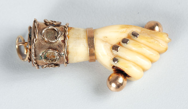 Figa - Feita em marfim e ouro 18kl medindo 5 cm `peso 8 gr. - Brasil ` Séc. XIX.