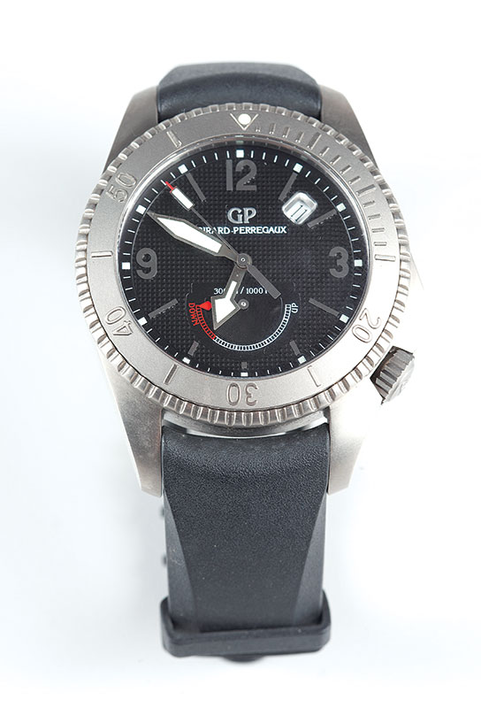 GIRAD PERREGAUX,SEA HAWK II - Relógio automático com reserva de marcha com pulseira em borracha original em perfeito estado de conservação,caixa de TITÂNIO.