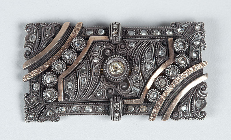 Broche. - Em ouro, prata e diamantes medindo 6 cm de comprimento ` peso 21gr. - Europa ` Séc.XIX.