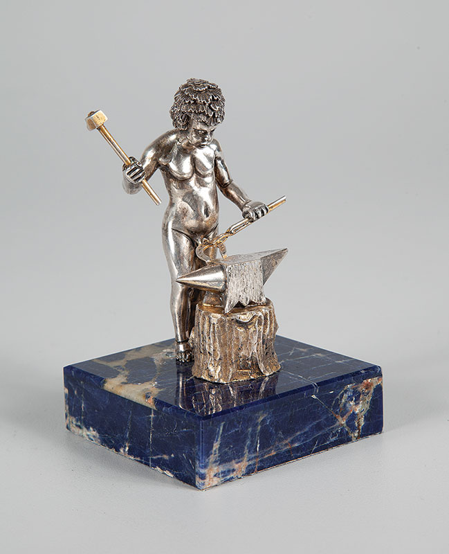Escultura em prata de lei 800 - Italiana representando ferreiro com base em pedra Lápis Lázuli - Itália ` Séc. XX.