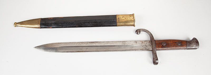 Baioneta de fuzil mauser 1908 fabricante ALEX COPPEL - Com bainha medindo 44 cm de comprimento. - Europa ` Séc. XX. Em bom estado.