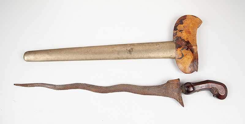 KRISS MALAIO lâmina em damasco (PAMUR) - Com pega em madeira medindo 49 cm de comprimento ` Séc. XIX.