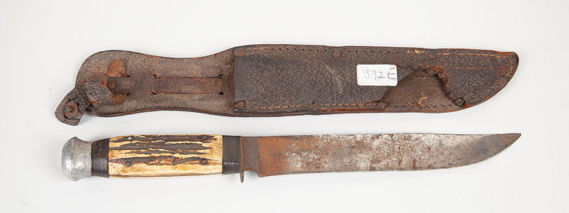 Faca de caça com lâmina SOLINGEN - Com bainha em couro medindo 29 cm de comprimento. - Alemanha ` Séc. XIX.