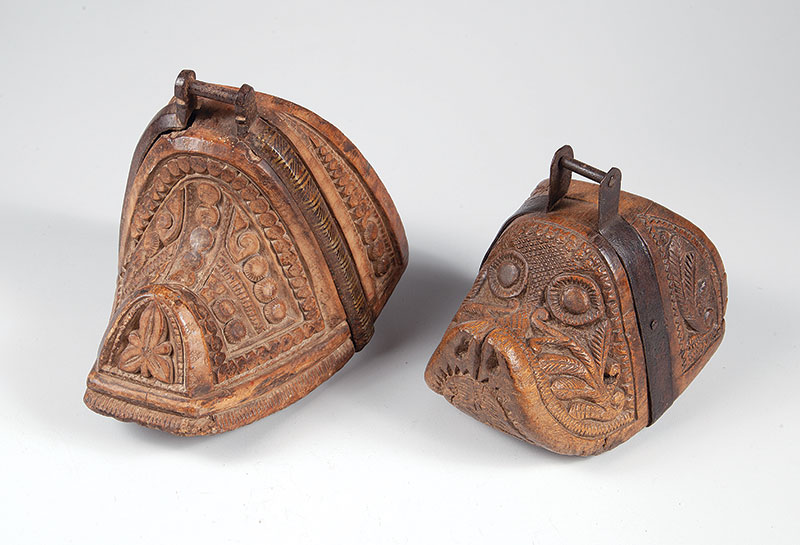 Duas SAPATAS - Em madeira e ferro medindo 22 x 20 cm e 10 x 13 cm. - Peru ` Séc. XVIII.