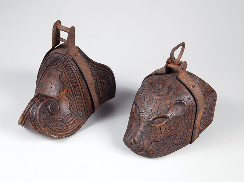 Duas SAPATAS - Com formato de bicho em madeira e ferro medindo 18 x 22 cm e 18 x 14 cm. - Peru ` Séc. XVIII.