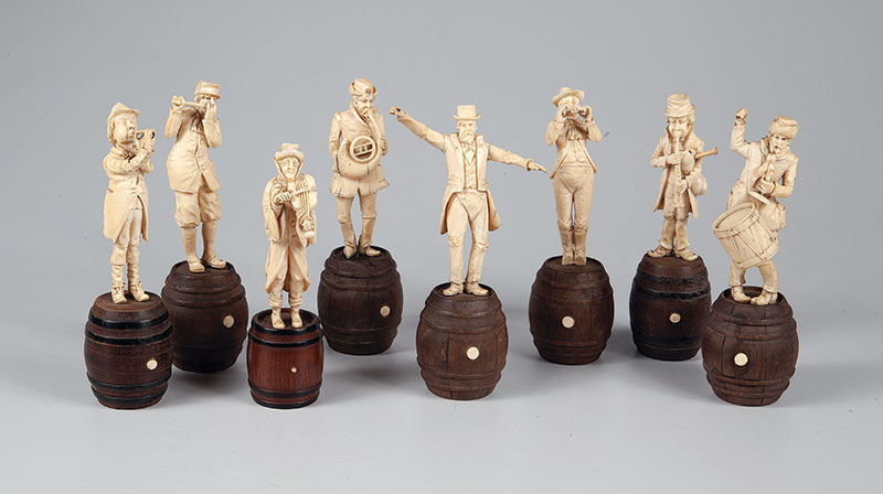 `BANDA` - Belo conjunto de 8 tocadores feito em marfim com base em madeira - 15 cm altura com base - Alemanha ` Séc.XIX.