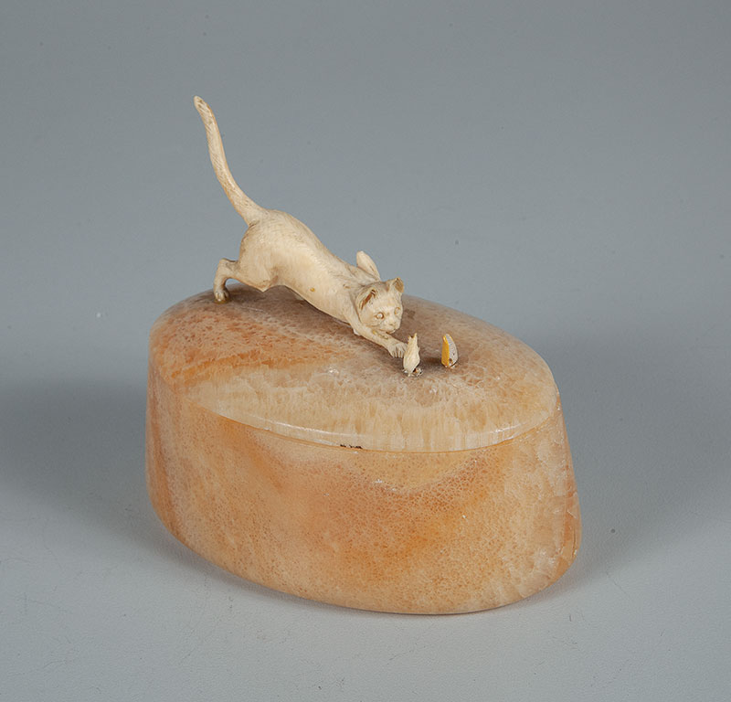 Caixa em pedra - Com gato brincando com rato em marfim - peça de qualidade medindo 10 cm altura e 12 cm de comprimento, com alguns bicados na tampa.