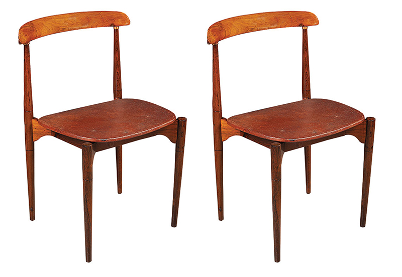 Par de cadeiras em jacarandá, - Móvel ambiente anos 1960 medindo 77 cm de altura.