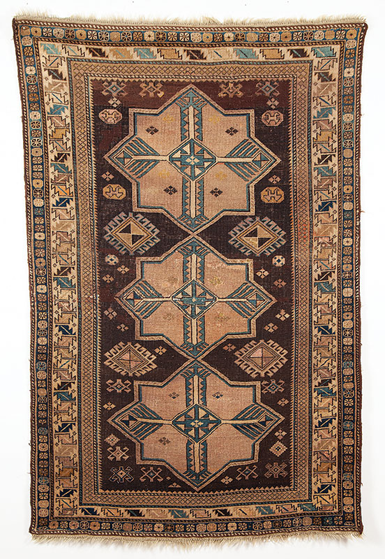 Tapete CAUCASIANO SHIRVAN - Motivos geométricos medindo 1,13 cm por 1,75 cm ` Séc.XIX, - excelente estado de conservação.