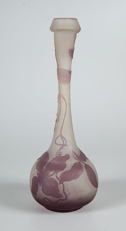 GALLÉ ` ÉMILE ` (1806-1904) - Vaso em vidro acidado na cor roxa com decoração de flores e folhagem. - Ass. na parte inf. ` 30 cm de altura.