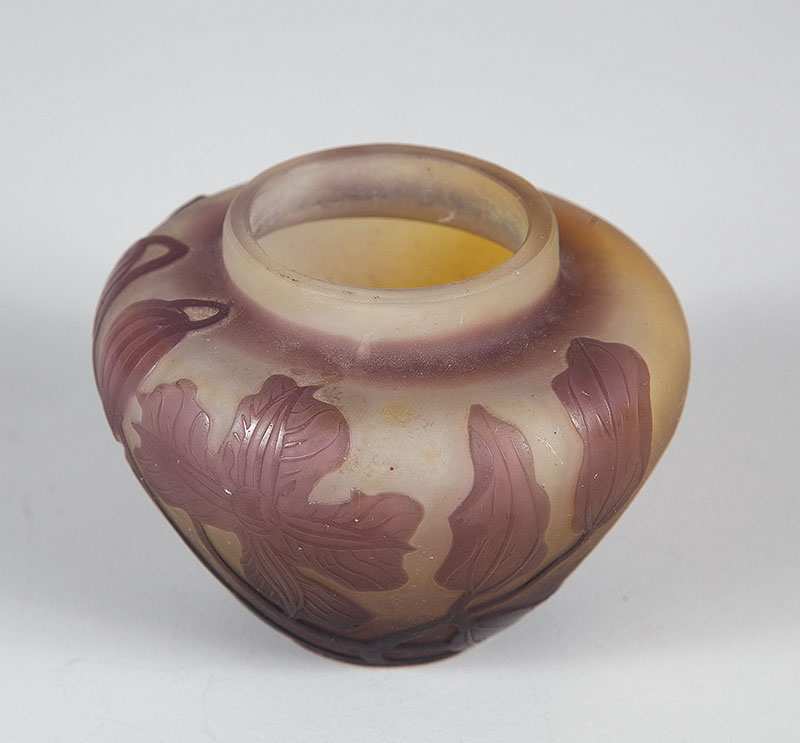 GALLÉ ` ÉMILE ` (1806-1904) - Pequeno vaso em vidro acidado na cor roxa decorado com flores e folhas. - Ass. em baixo ` 6 cm altura.