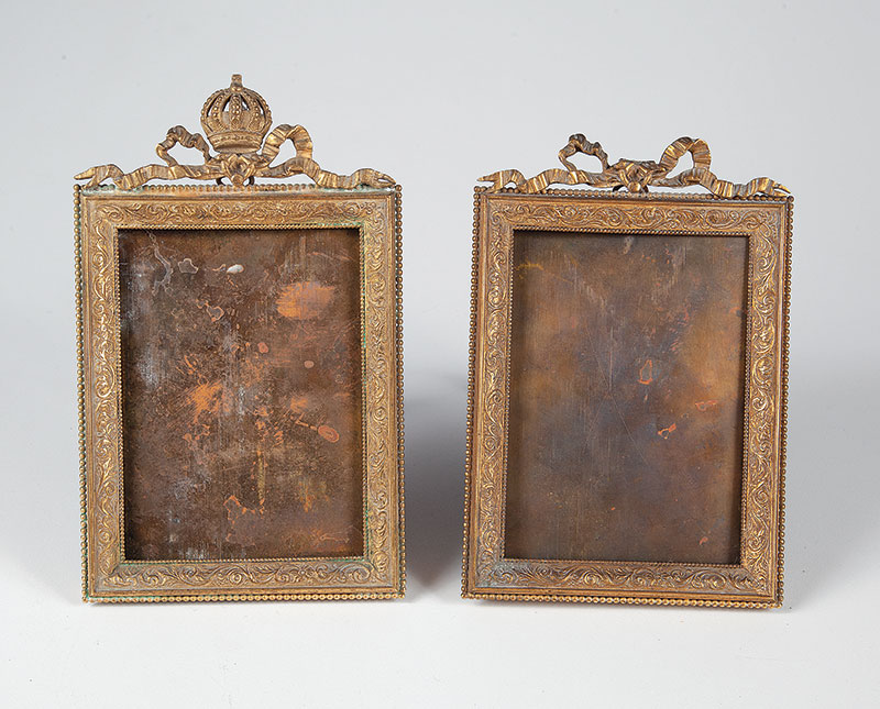 Par de portas retratos - Em bronze dourado encimado por coroa imperial um deles, o outro no estado - medindo 22 cm por 13 cm. - Europa ` Séc. XIX/XX.