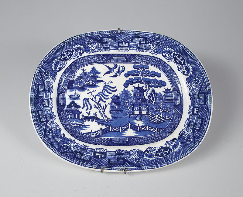 Prato inglês - Decorado com motivo chinês azul e branco em perfeito estado. - Europa ` XIX/XX.